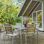 4 Bedroom Beautiful In Melby