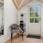 4 Bedroom Beautiful In Melby