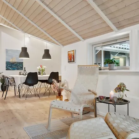 4 Bedroom Beautiful In Semesterbostad *