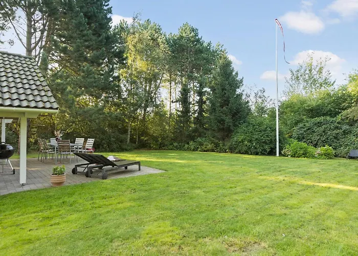 4 Bedroom Beautiful In Дом отдыха Melby