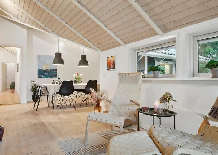 4 Bedroom Beautiful In Дом отдыха *